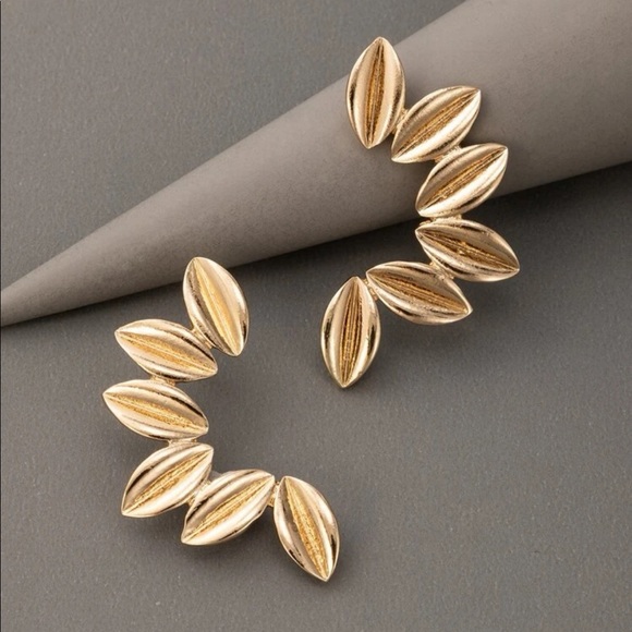 GOLD MINI CONCH SHELL CRAWLER STRUCTURED STUD EARRINGS